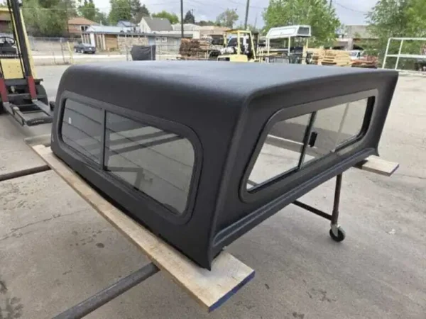 Premium LEER 100S truck cap for Jeep Gladiator with secure storage and weather-resistant durability. Premium LEER 100S truck cap for Jeep Gladiator with secure storage and weather-resistant durability.