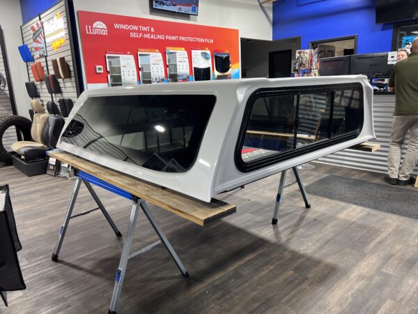 The LEER 100XQ topper for GMC Sierra 1500 delivers secure cargo storage, framed glass design, premium fiberglass durability, and weather-resistant protection for everyday use.