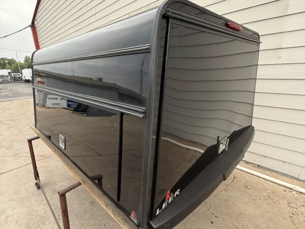The LEER DCC topper for Ford F250 delivers commercial-grade aluminum durability, secure side-access storage, and dependable weather-resistant protection for contractors and fleet operators.
