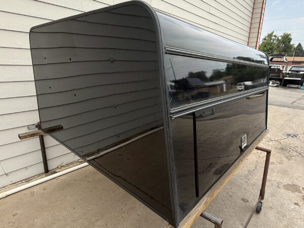 The LEER DCC topper for Ford F250 delivers commercial-grade aluminum durability, secure side-access storage, and dependable weather-resistant protection for contractors and fleet operators.