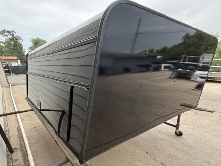 The LEER DCC topper for Ford F250 delivers commercial-grade aluminum durability, secure side-access storage, and dependable weather-resistant protection for contractors and fleet operators.