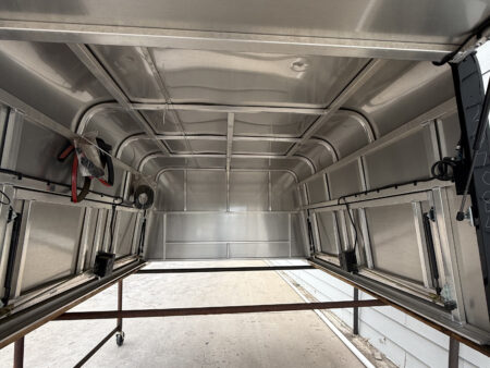 The LEER DCC topper for Ford F250 delivers commercial-grade aluminum durability, secure side-access storage, and dependable weather-resistant protection for contractors and fleet operators.
