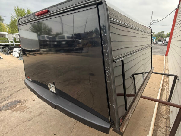 The LEER DCC topper for Ford F250 delivers commercial-grade aluminum durability, secure side-access storage, and dependable weather-resistant protection for contractors and fleet operators.