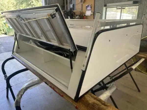 The LEER DCC topper for Ford F150 delivers commercial-grade aluminum construction, secure tool storage, and weather-resistant protection for contractors, fleets, and service professionals.